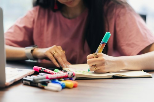Studieaantekeningen met een markeerstift op een bureau