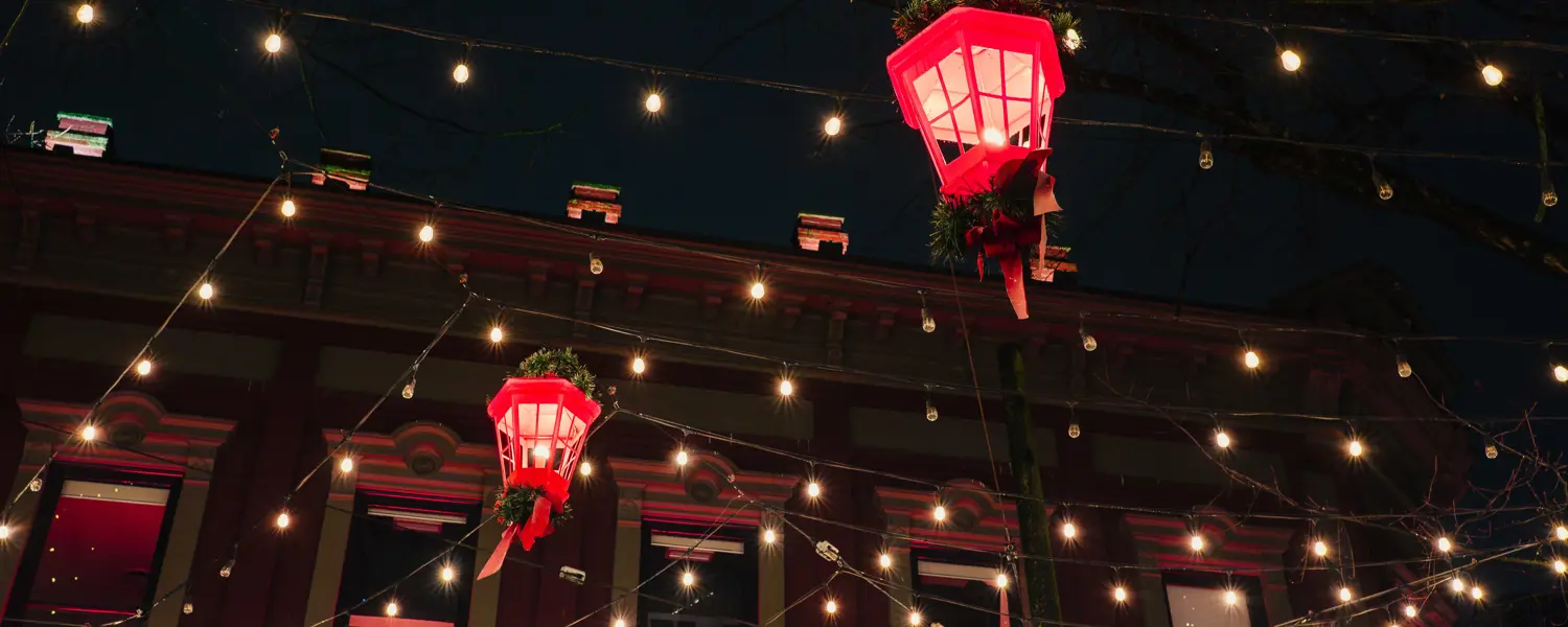 Gebouw met kerstverlichting op een koude winteravond